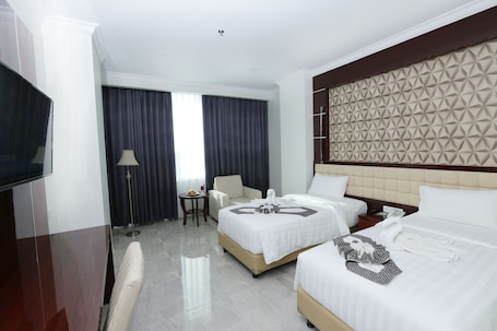 Deluxe Room (New) | Desk, free WiFi, bed sheets. Sindoro Hotel Cilacap by Conary