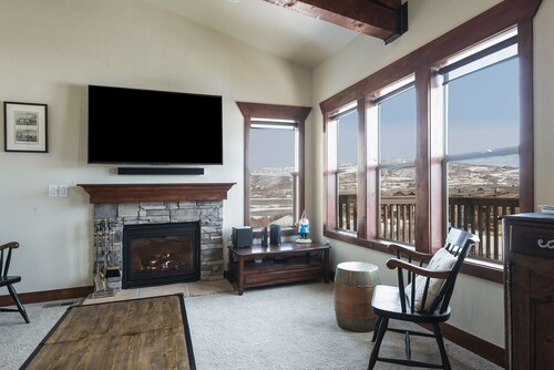 *Complimentary Shuttle Service* Luxury Townhome! Forever Views! Winter specials!