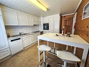 Jääkaappi, uuni, astianpesukone, leivänpaahdin