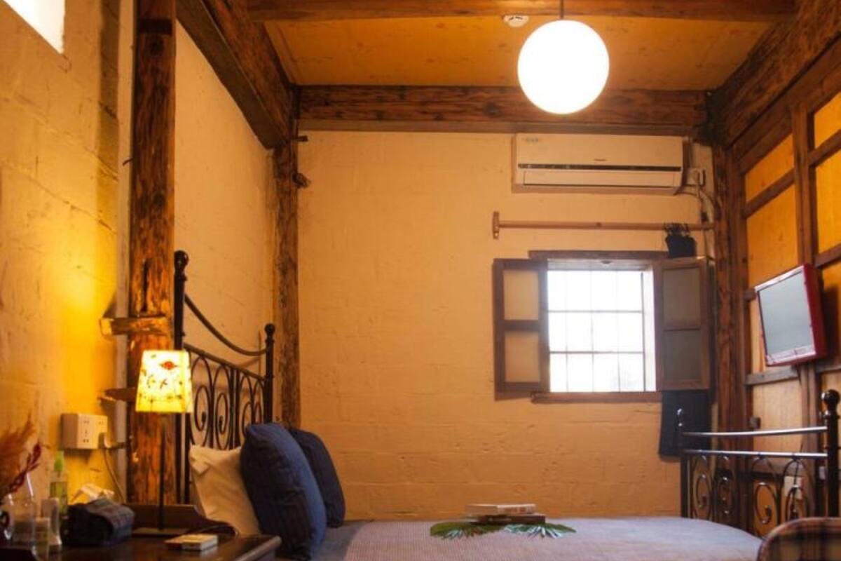 Une petite pièce agréable et confortable, avec un lit, un bureau, une chaise et une fenêtre.