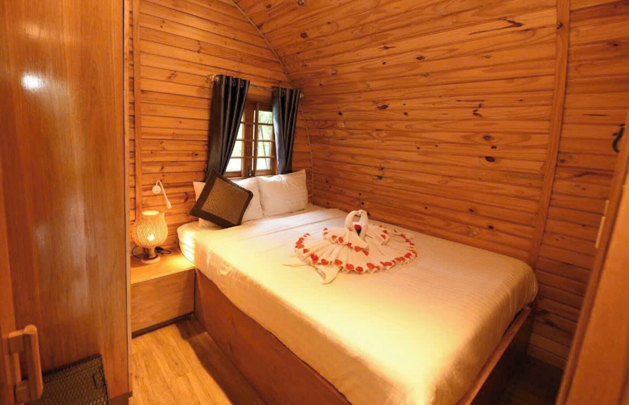 Bungalow Deluxe | Minibar, caja fuerte, escritorio y cortinas opacas