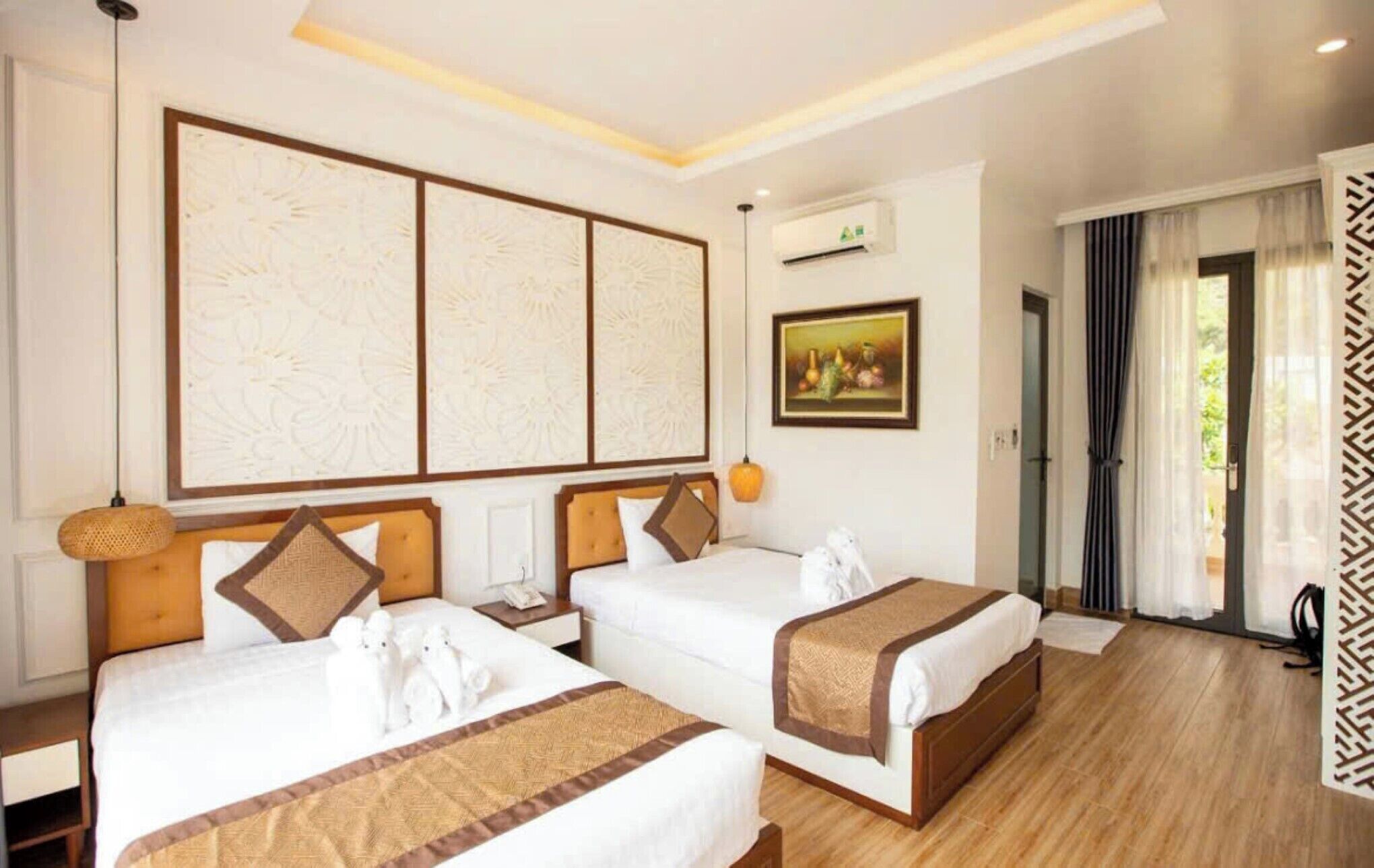 Habitación superior con 2 camas individuales | Minibar, caja fuerte, escritorio y cortinas opacas