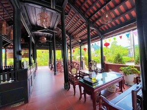 Flat-screen TV - Doan Gia Resort Phong Nha (Bo Trach)