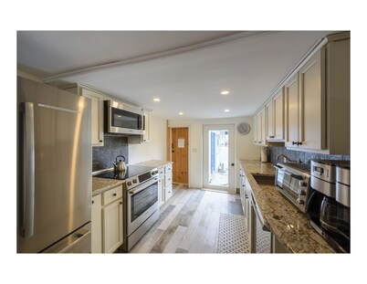 Soulas Martha's Vineyard Victorian Beach House, Walk to Inkwell Beach & Town