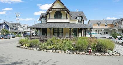 Kaupungissa Off Circuit Avenue Oak Bluffs kävelee Inkwell Beachille