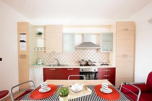 Frigorifero, microonde, forno, piano cottura