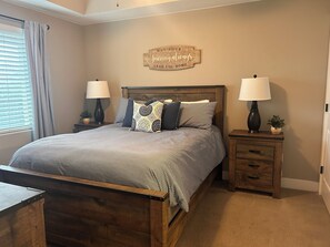 3 chambres, bureau, fer et planche à repasser, lit de bébé portatif