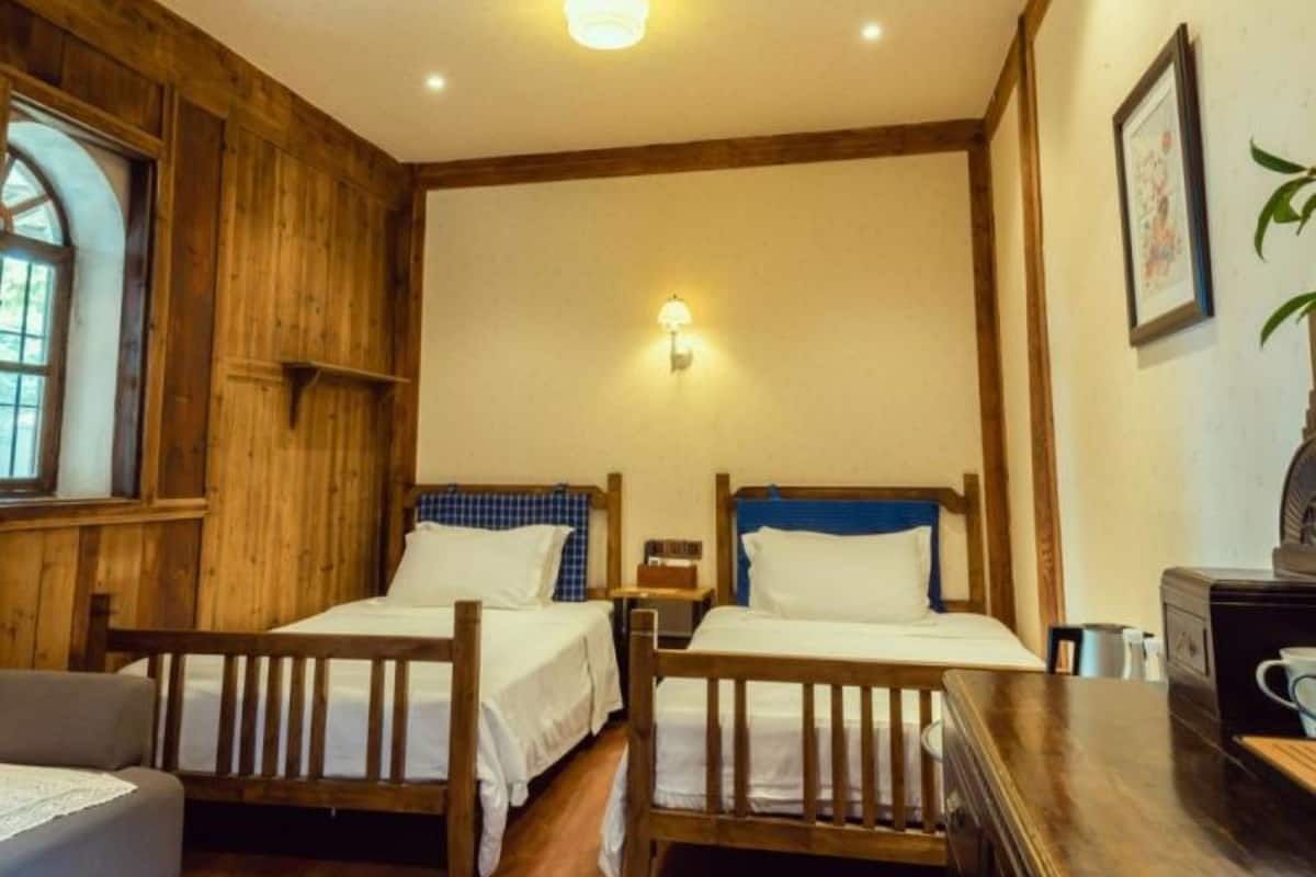 Twin Room | 1 bedroom, desk, blackout drapes, soundproofing