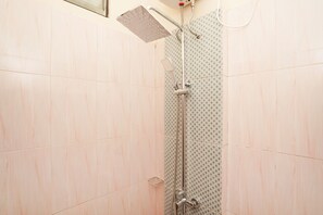 Shower, towels - OYO Living 1743 Anie Residence (Surabaya)