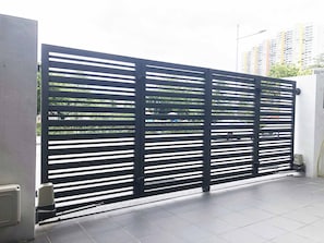 Free self-parking - 56 Residence (George Town)