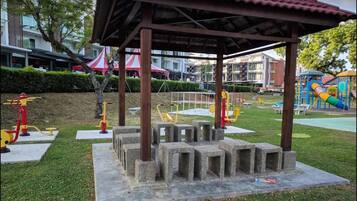 Kawasan main kanak-kanak – terbuka