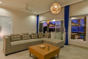 Una televisión, un reproductor de DVD, libros