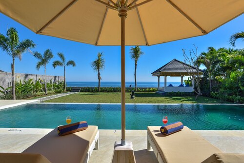 Villa Saneva - Luxury 4 Bedroom Beachfront Villa