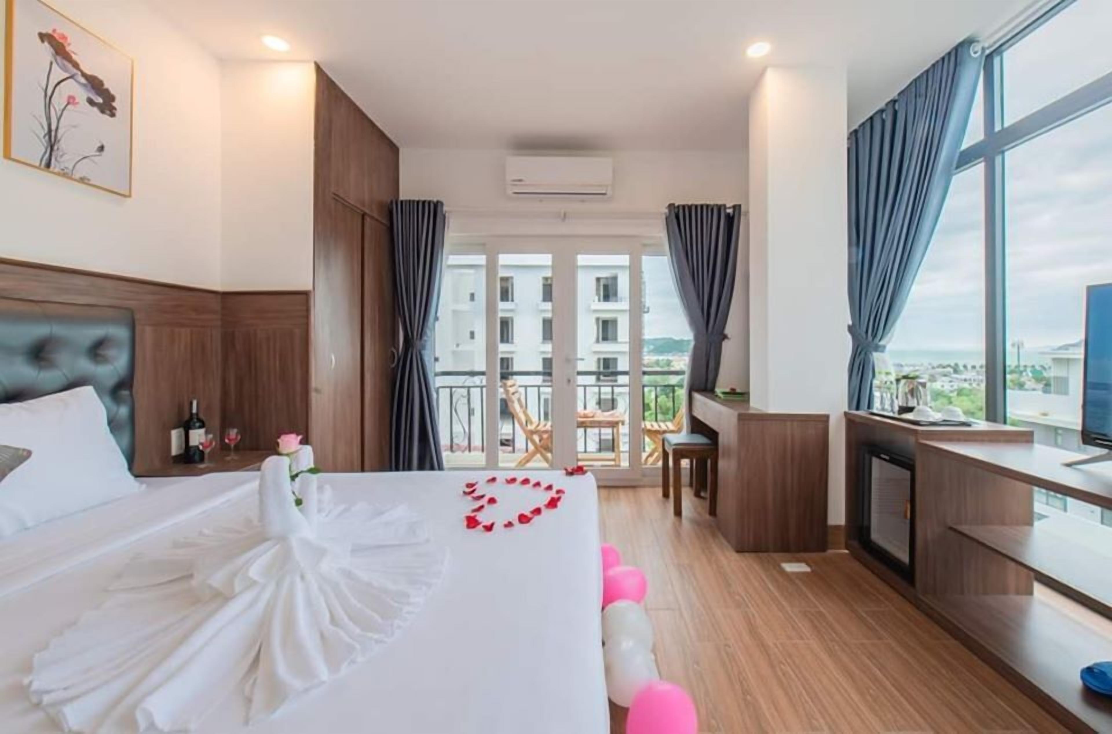 Deluxe Double Room, Balcony, Sea View | Minibar, desk, blackout drapes, soundproofing