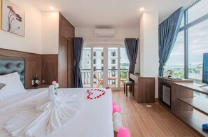 Habitación doble Deluxe, balcón, vista al mar | Minibar, escritorio, cortinas blackout y insonorización