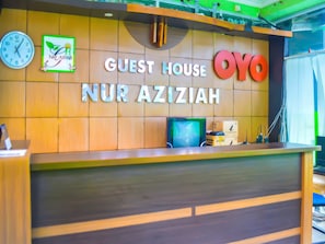 Reception - OYO 1745 Guest House Nur Aziziah Syariah 2 (Balikpapan)