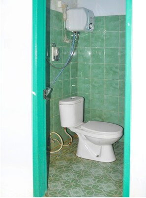 Standard-dobbeltværelse | Badeværelse | Bruser, gratis toiletartikler, håndklæder