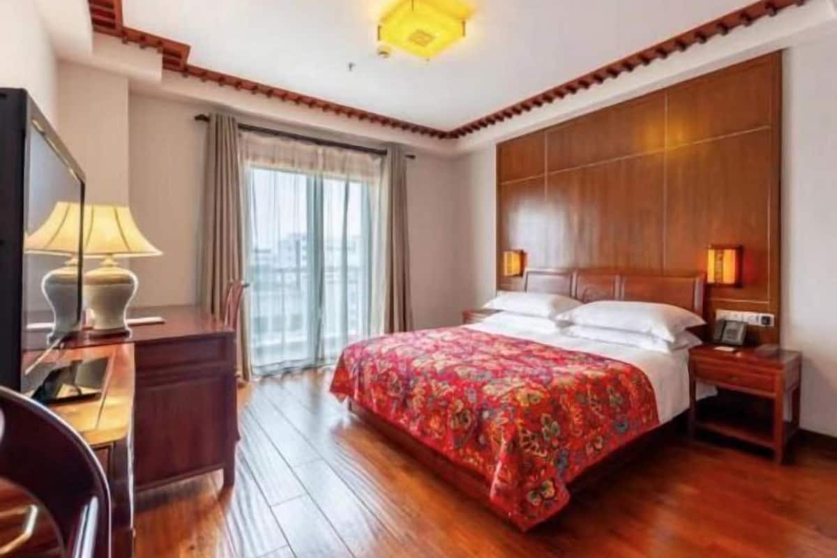 Down duvets, individually decorated, individually furnished, desk