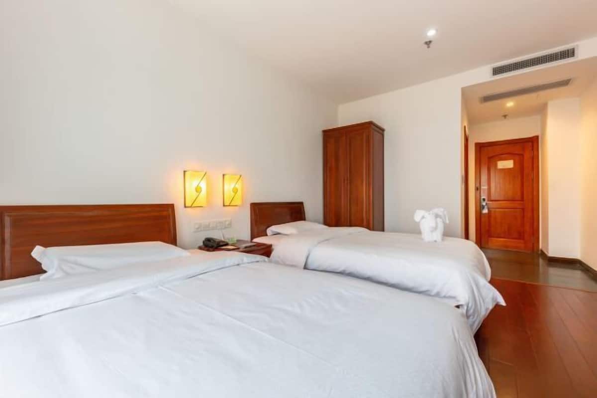Down duvets, desk, soundproofing, free WiFi