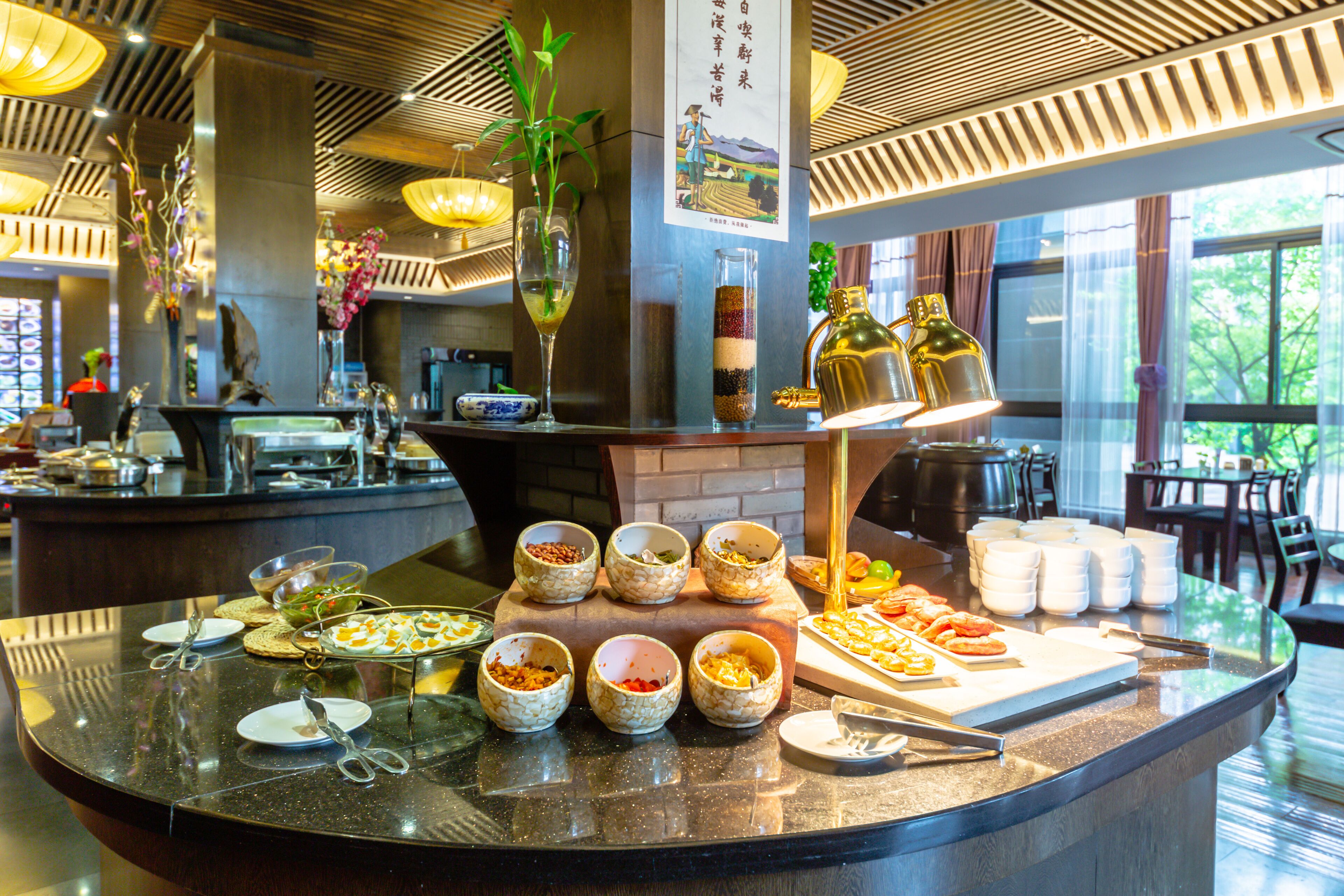 Daily buffet breakfast (CNY 38 per person)