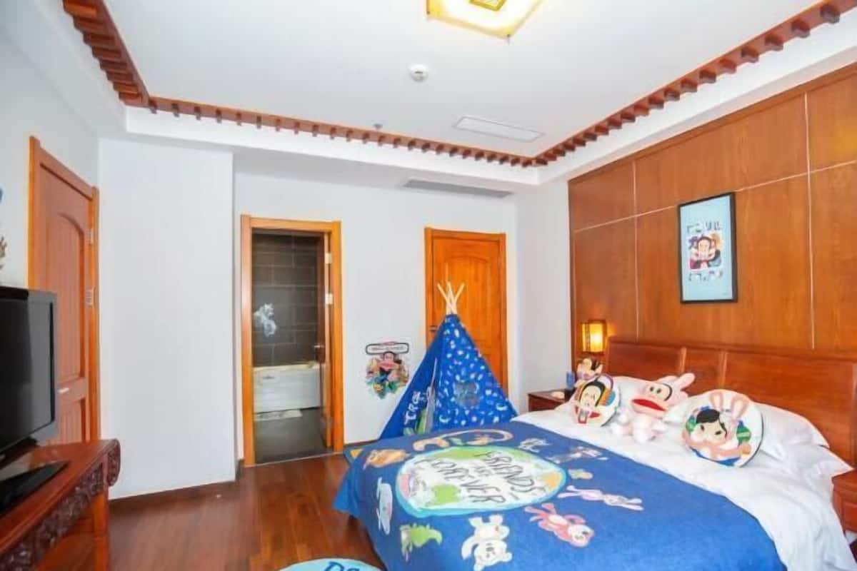 Down duvets, individually decorated, individually furnished, desk