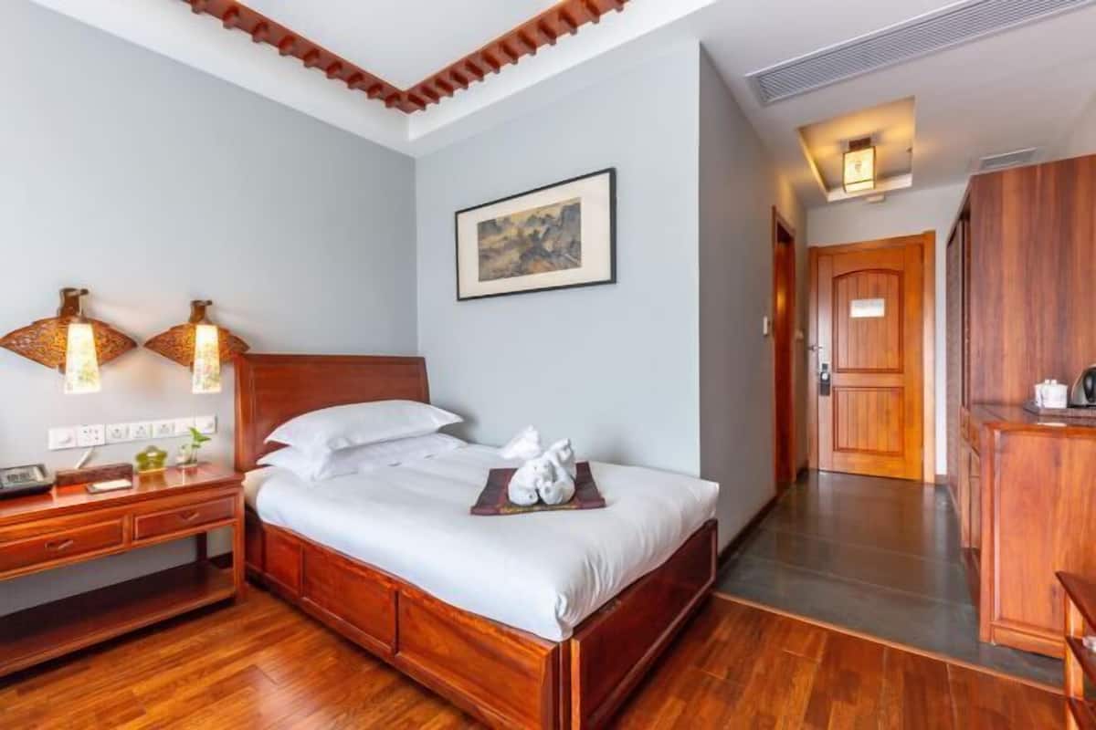 Down duvets, individually decorated, individually furnished, desk