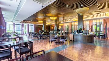 Daily buffet breakfast (CNY 38 per person)