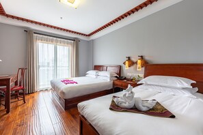 Deluxe Triple Room | Down duvets, individually decorated, individually furnished, desk - Hejing Zemeixuan Boutique Hotel (Huangshan)
