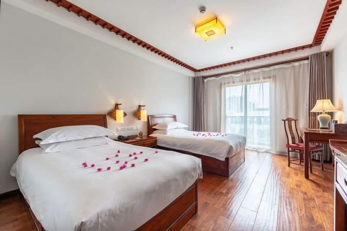 Down duvets, individually decorated, individually furnished, desk