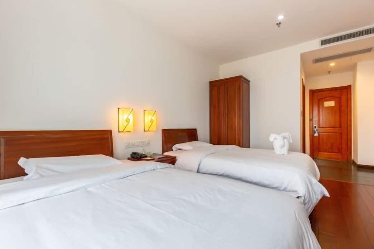 Down duvets, individually decorated, individually furnished, desk