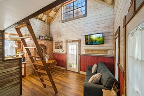 TV, fireplace - Lazy River Cottage on the Middle Bosque River - kayaks and boats available. (McGregor)