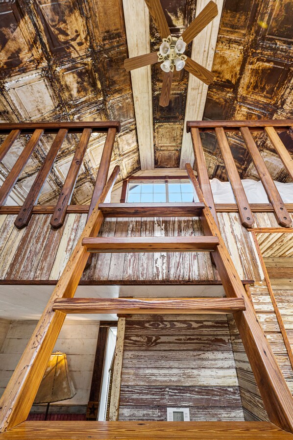 Interior - Lazy River Cottage on the Middle Bosque River - kayaks and boats available. (McGregor)