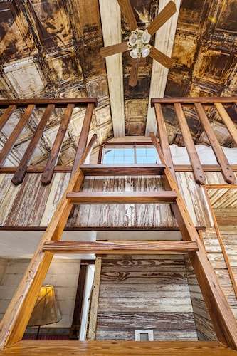 Lazy River Cottage on the Middle Bosque River - kayaks and boats available.  