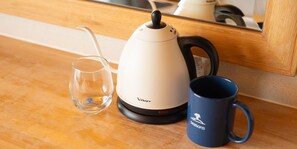 Economy Twin kamer, niet-roken, uitzicht op zee | Woonruimte | Flatscreentelevisie en betaalfilms