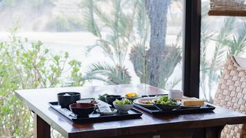 Daily full breakfast (JPY 1000 per person)