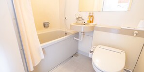 Combined shower/tub, hair dryer, slippers, bidet - Hotel Seasons Nichinan (Nichinan)