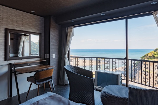 Tomannsrom – deluxe, ikke-røyk, sjøutsikt | Skrivebord, skrivebord for bærbar PC og strykejern/-brett