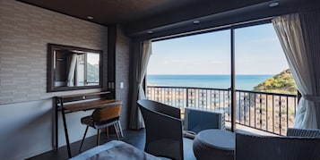 Escritorio y espacio para trabajar con laptop 