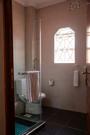 Apartment | Bathroom | Shower, rainfall showerhead, free toiletries, towels - Wilbert Dreams Resort (Thika)