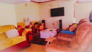 Apartamento | Sala de estar | Televisión de 32 pulgadas con canales digitales