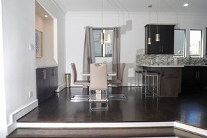 Dining - Rooftop Views|WiFi|WASHER/DRYER|PARKING|SMART-TV (houston)