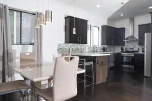 Private kitchen - Rooftop Views|WiFi|WASHER/DRYER|PARKING|SMART-TV (houston)