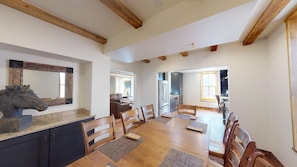 Appartement (Water Street Unit C) | Woonkamer | Een flatscreentelevisie en een open haard
