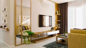 Premium appartement, 2 slaapkamers, uitzicht op stad | Woonkamer | Een smart-tv