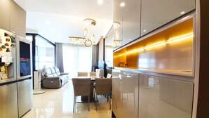 Luxe appartement, 2 slaapkamers | Woonkamer | Een smart-tv