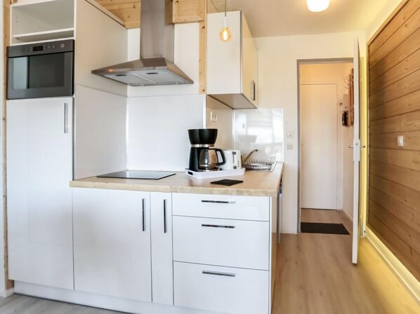 Kylskåp, mikrovågsugn, diskmaskin och brödrost