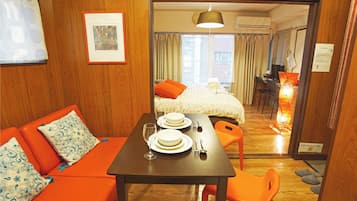 Camera familiare (Queen Bed Room) | 1 camera, una scrivania, postazione laptop, ferro/asse da stiro