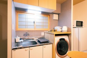 家庭房 (Queen Bed Room) | 私人厨房 | 冰箱、微波炉、炉灶、电热水壶