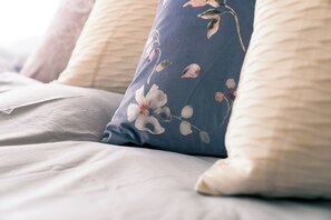 家庭房 (Queen Bed Room) | 1 多间卧室、办公桌、笔记本电脑工作区、熨斗/熨衣板