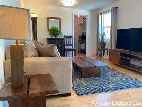 TV - Charming Duplex with Private Backyard (Los Angeles)